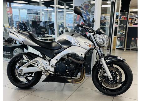 SUZUKI GSR 600